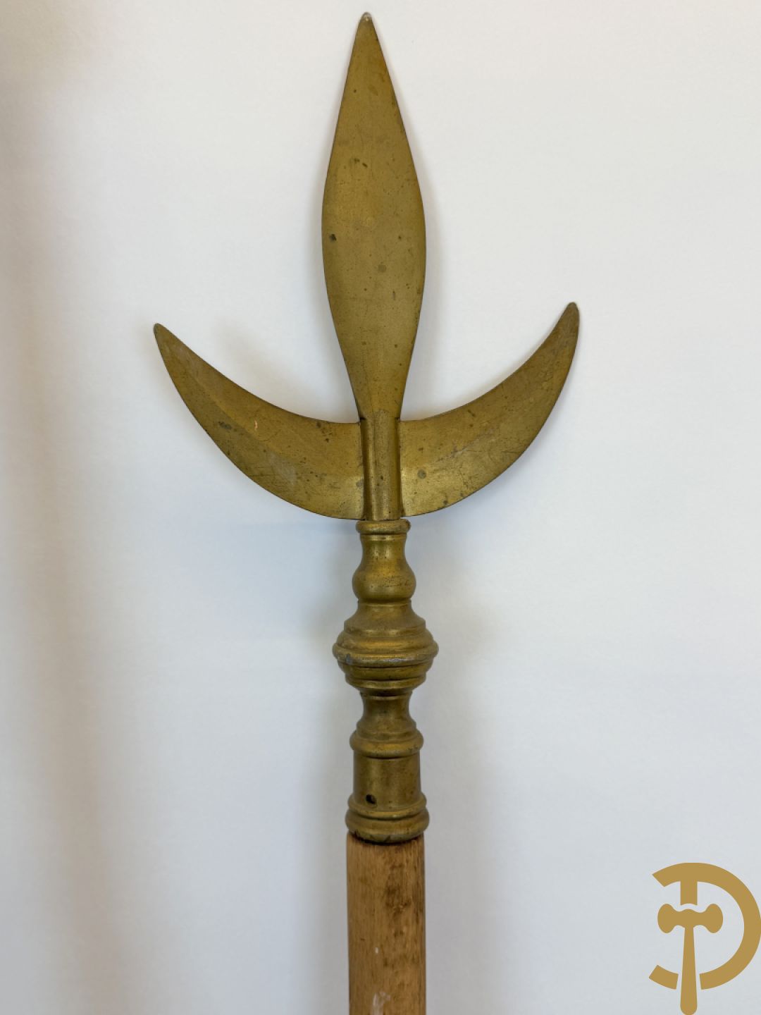 Rituele staf met initialen uit de Vrijmetselarij + 2 vlaggenmasten met koperen ornamenten uit de Vrijmetselarij, gemerkt XI