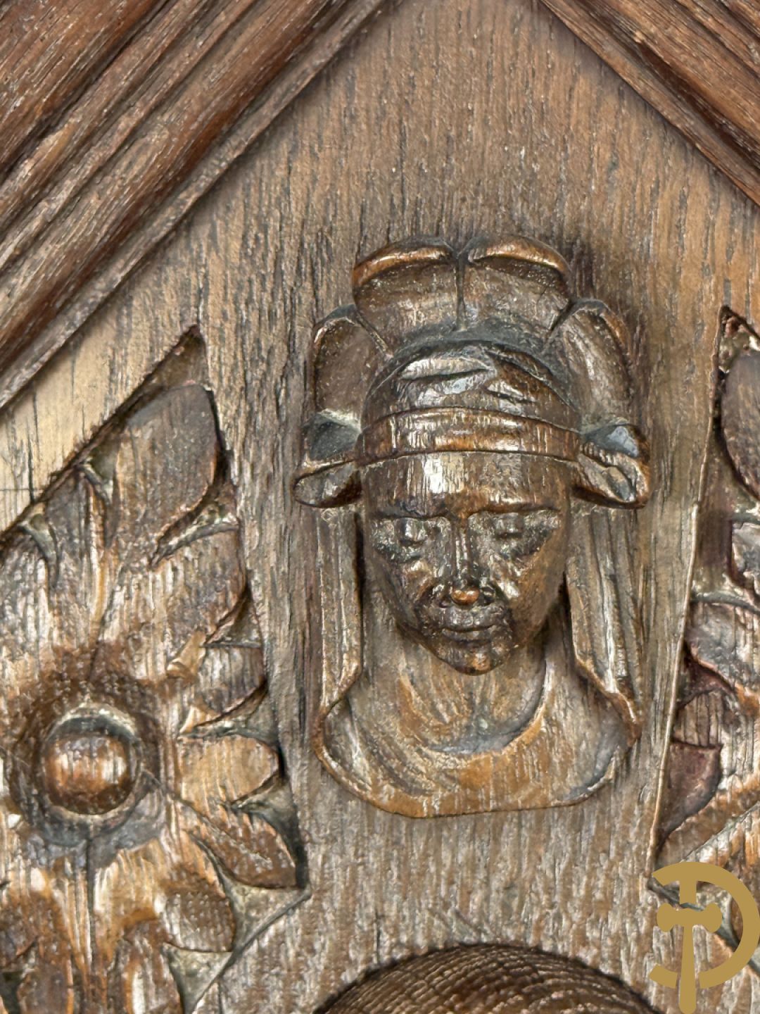 Kleine Madonna met kind in houtgesculpteerde nis, onderaan met cupidohoofd en bovenaan met fronton