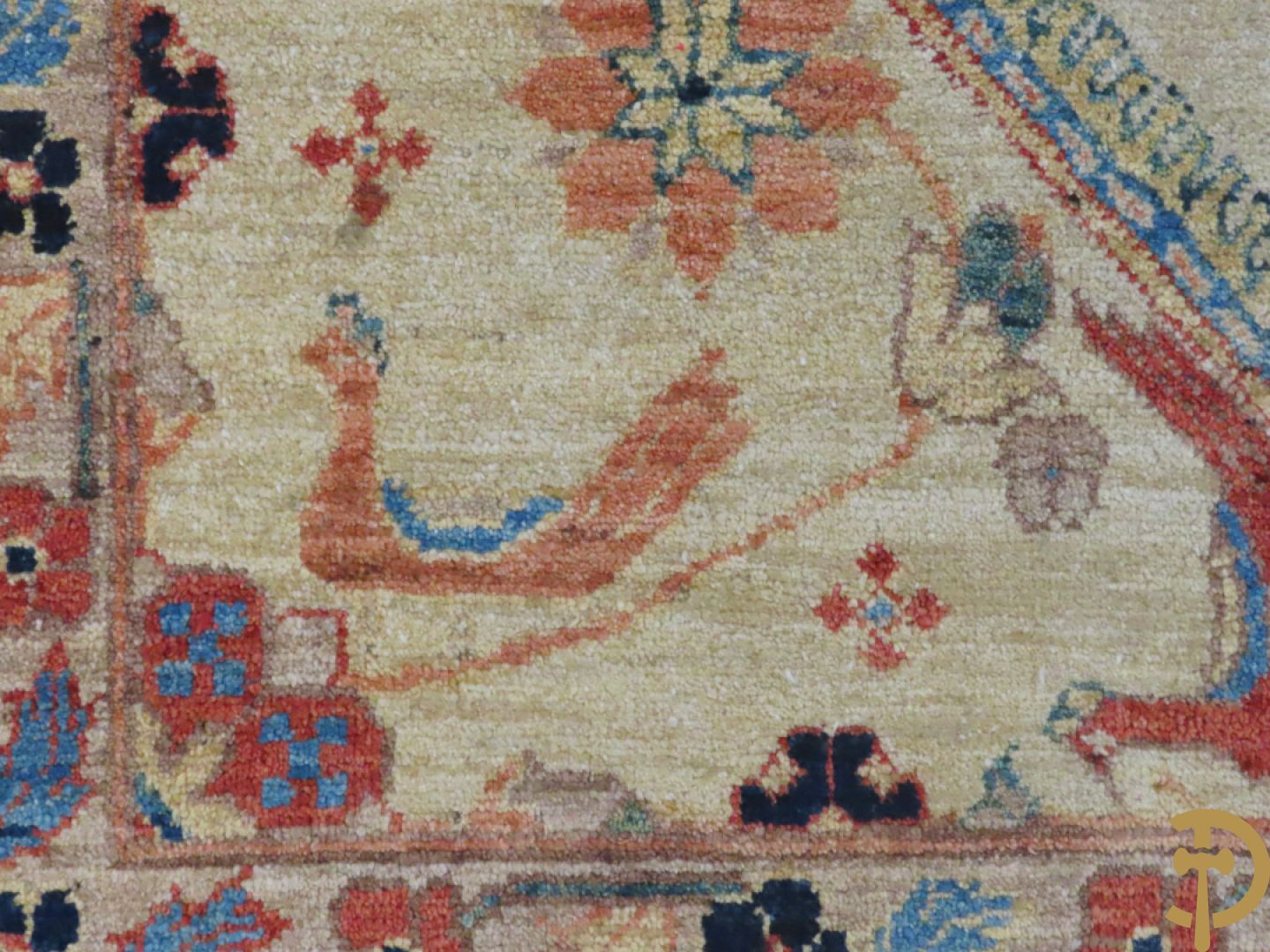 Oosters handgeknoopt tapijt met bloemen- en vogelmotieven op beige fond