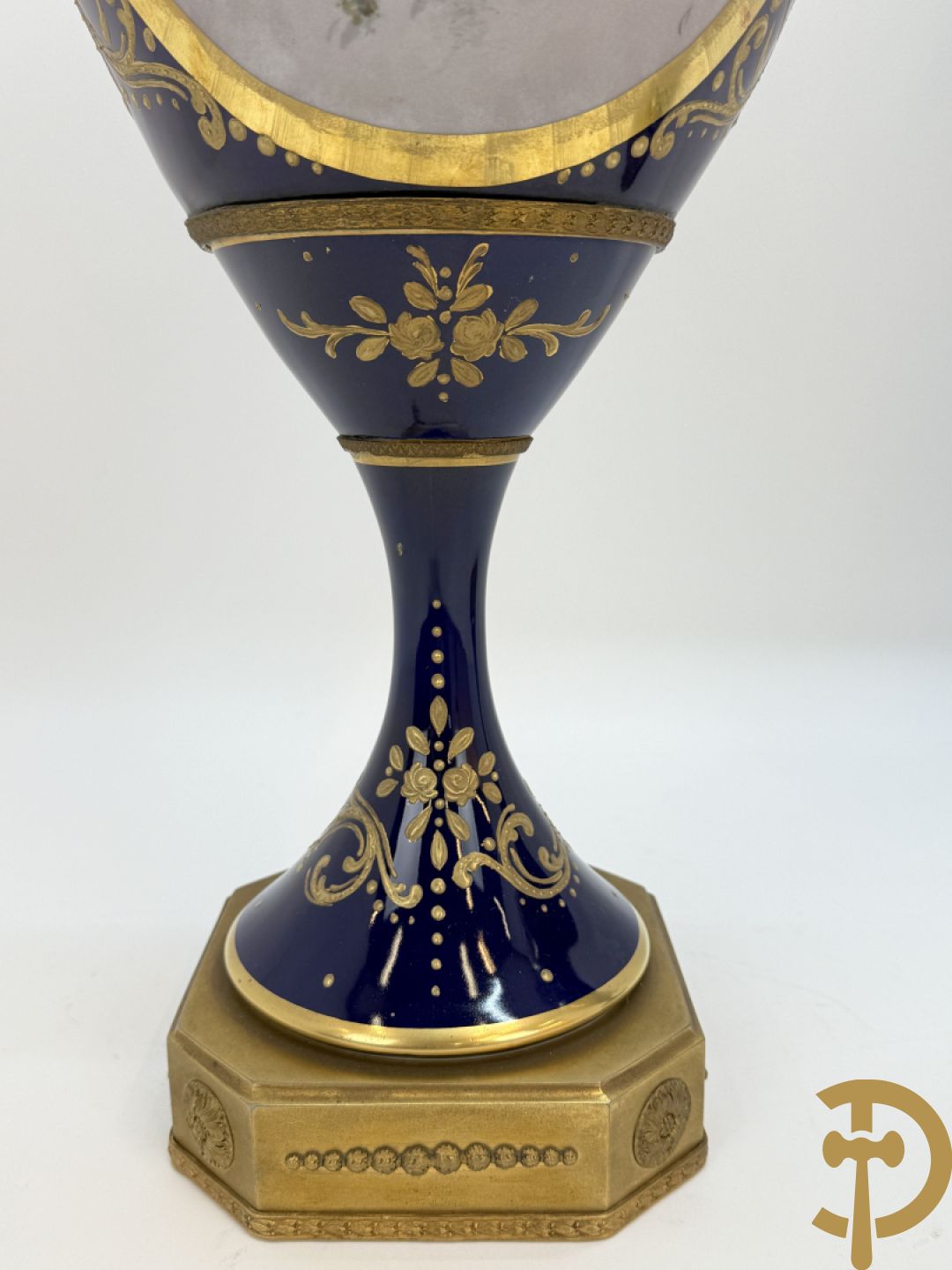 Paar Sèvres stijl vazen met bronzen oren en éénzijdig decor van cupido