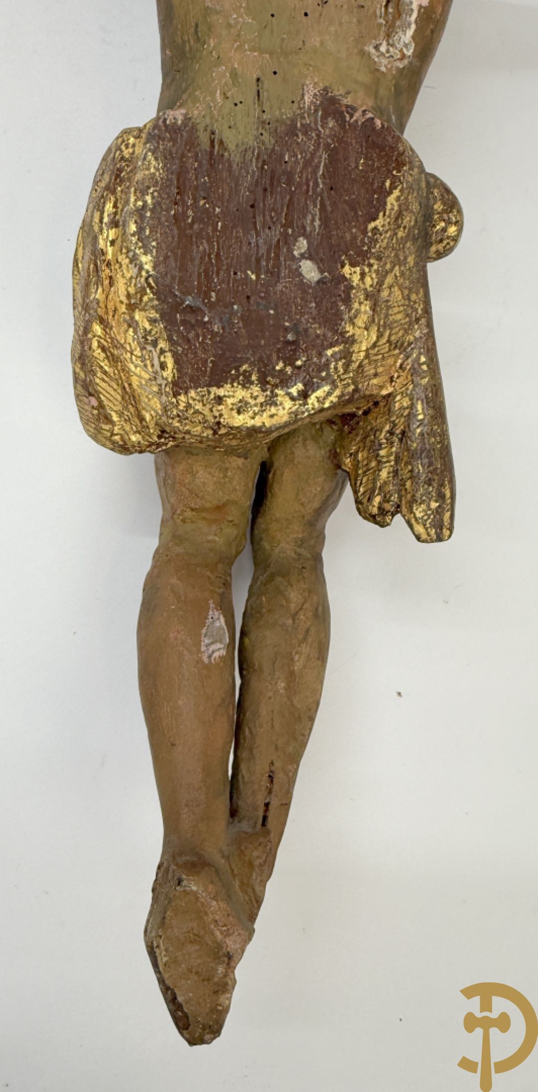 Twee houtgesculpteerde en gepolychromeerde corpussen