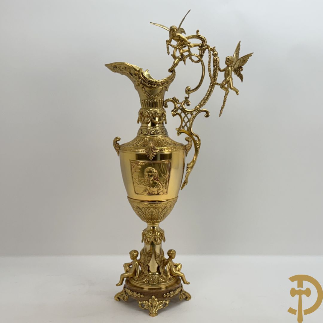 Vuurvergulde bronzen amfoorvaas met basrelief van dame en bezet met cupido's - onderaan op marmeren basis