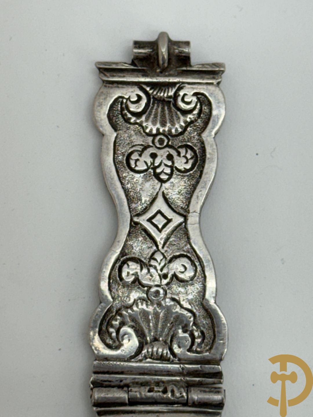 Massief zilveren collectenbus, 2 statieplakkettes, 2 slotjes van boek, wapenschild, penning