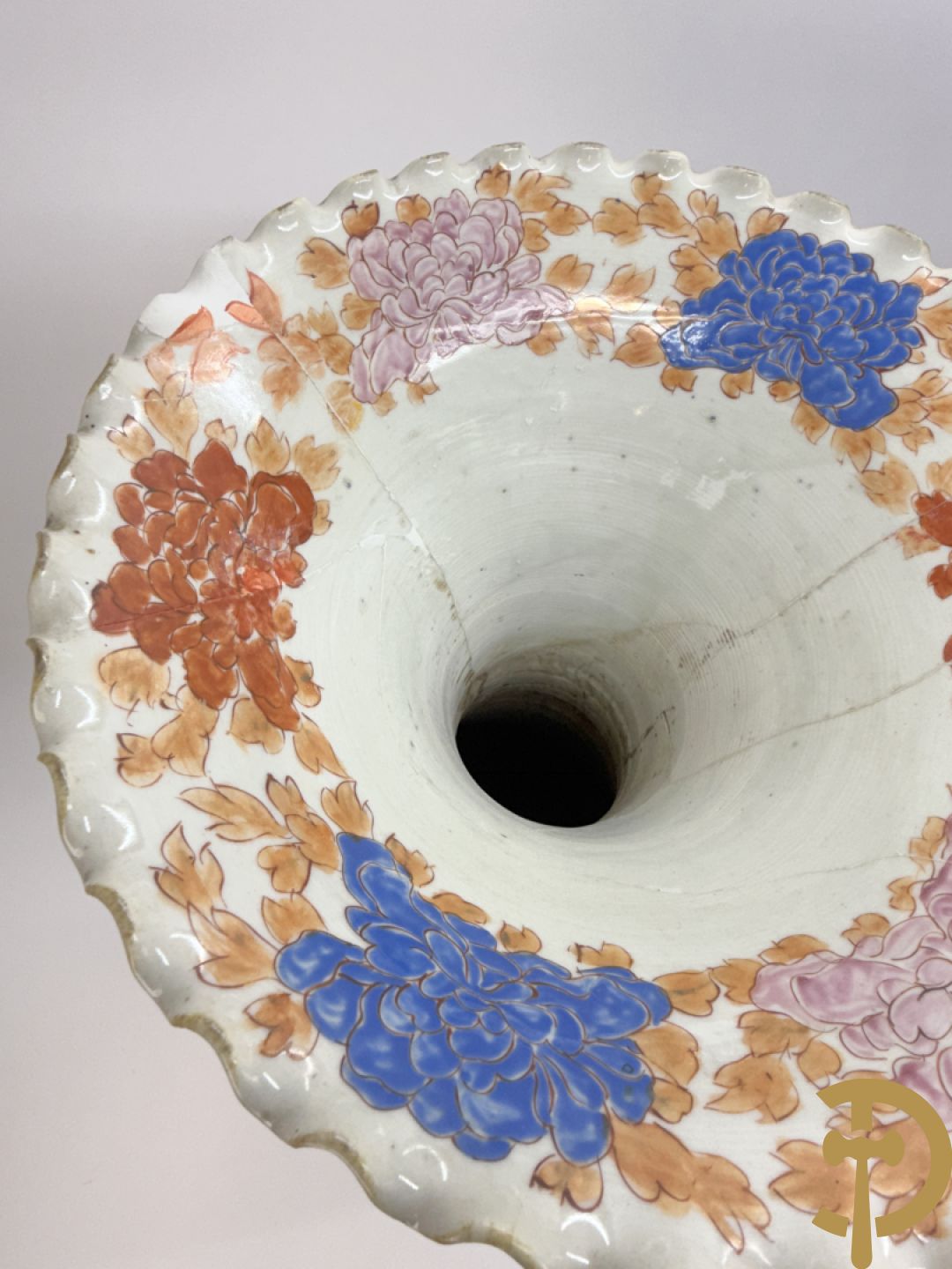 Paar Japanse porseleinen waaiervazen met bloemen en geanimeerd decor