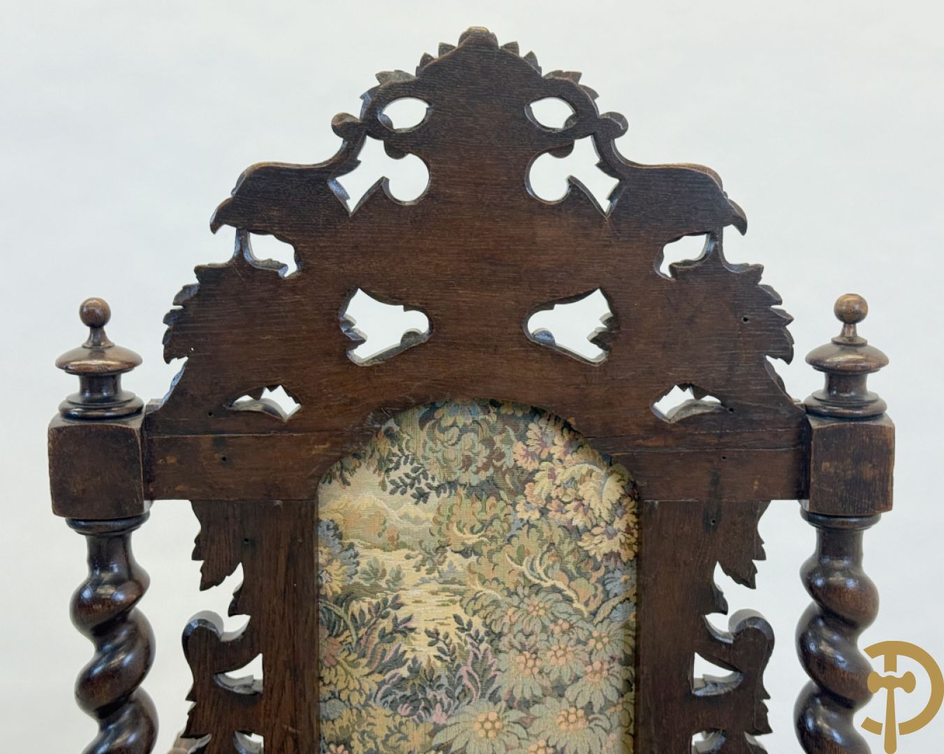 Paar massief eiken jacht armzetels met sculptuur van bladranken en vogelmotieven