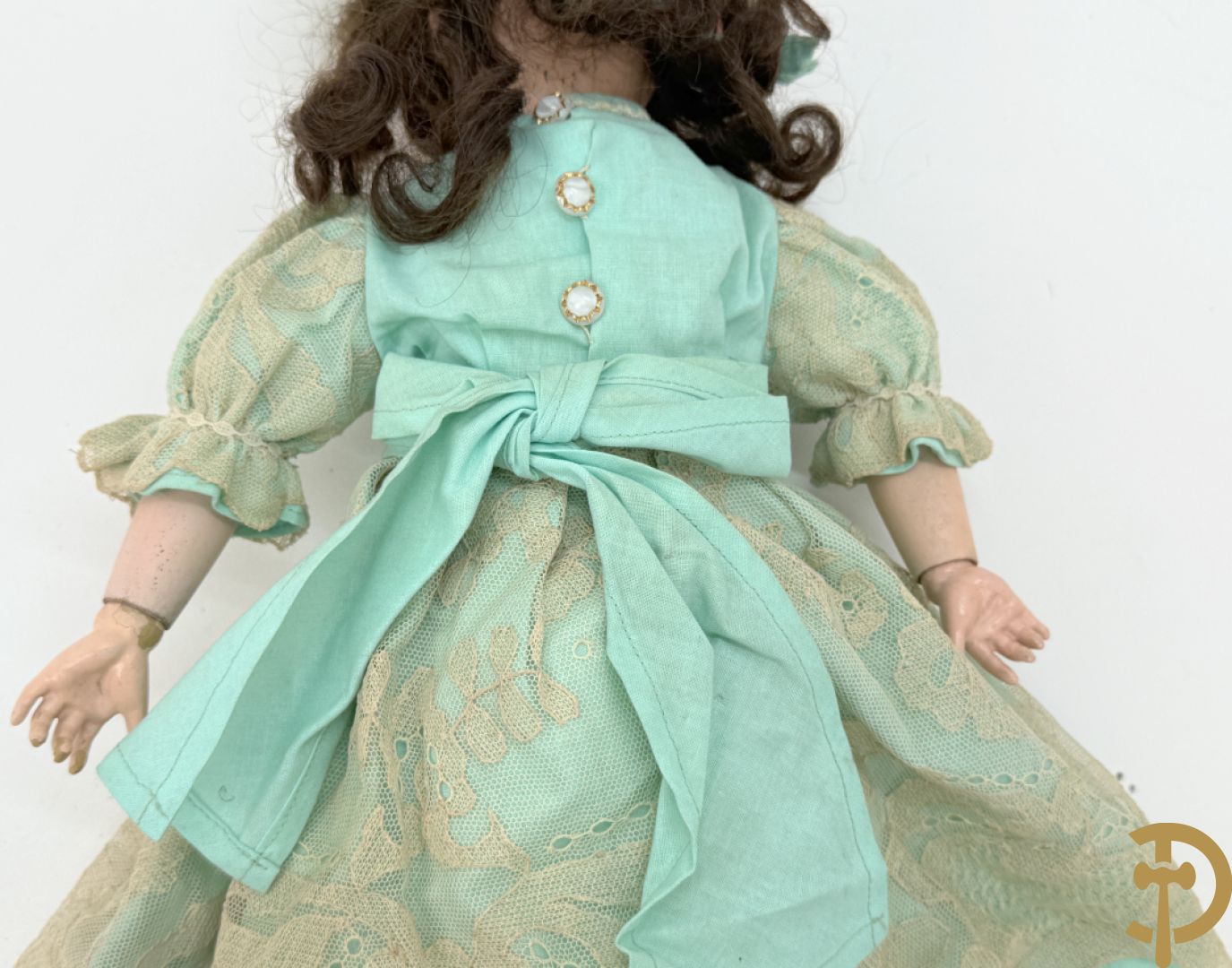 Oude pop met papier maché ledematen, gemerkt K R36/.728 + oude pop met papier maché ledematen en kantelbare oogjes + oude pop in papier maché, gemerkt Unis France 301 + oude pop in papier maché, onleesbaar gemerkt + hedendaagse pop met porseleinen ledematen + losse kleertjes