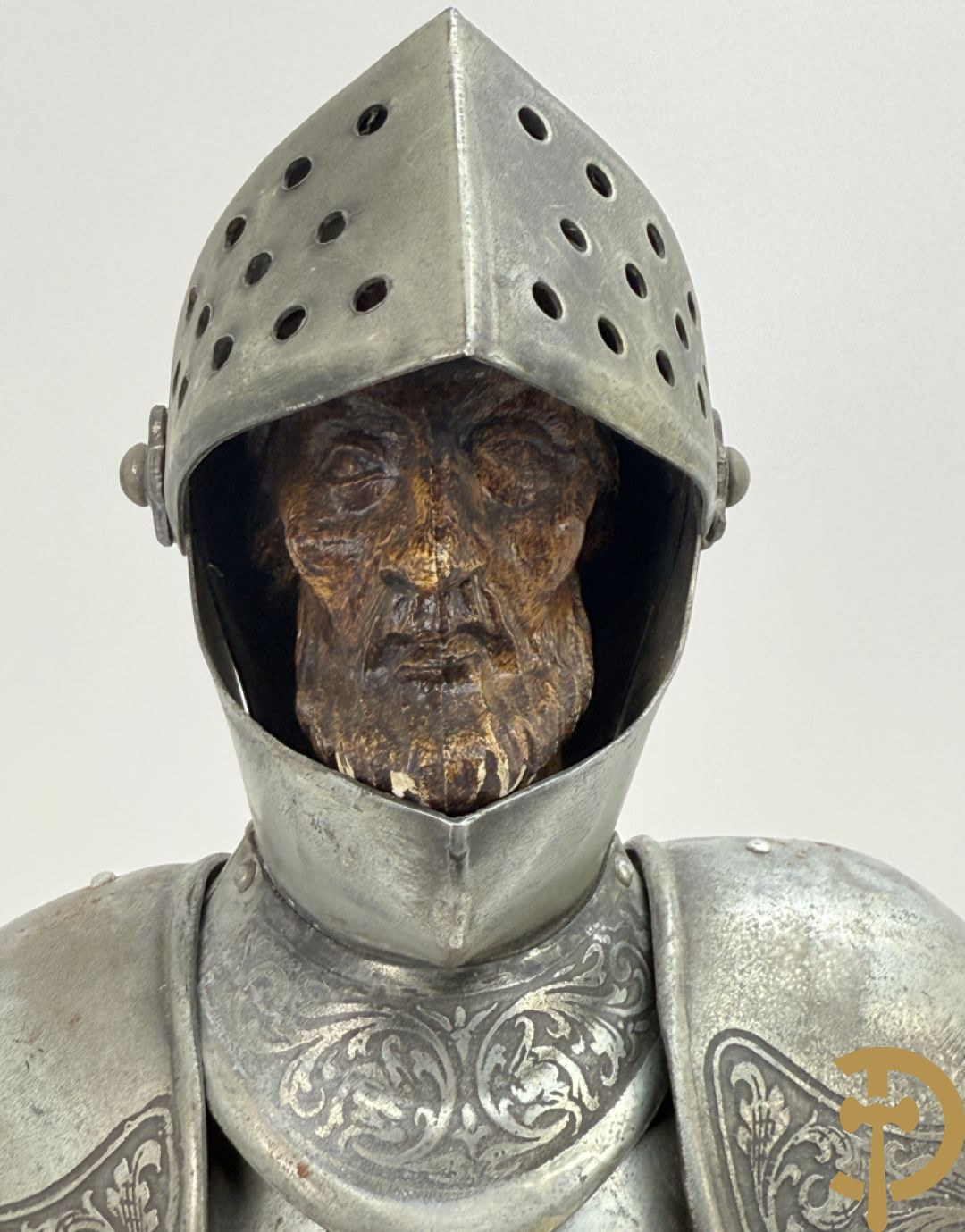 Miniatuur harnas met terra cotta hoofdje in helm op houten voet