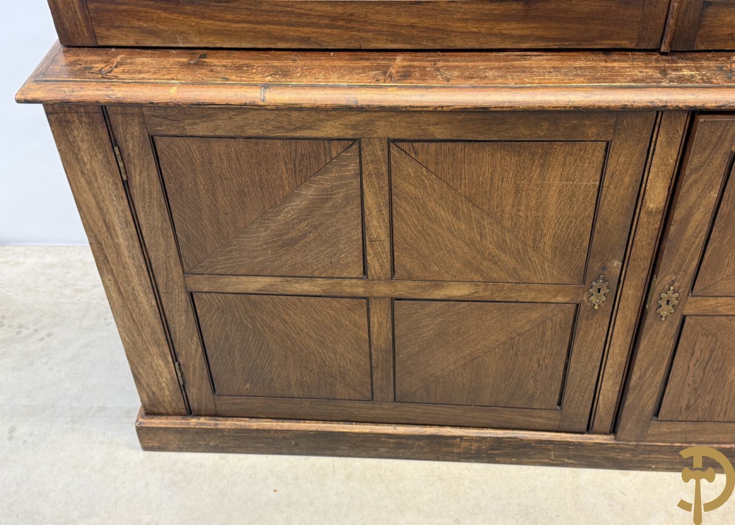 Grote kast met tweedeursvitrine bovenaan en beneden met 2 gesloten deuren - combinatie van eik, mahonie en notelaar