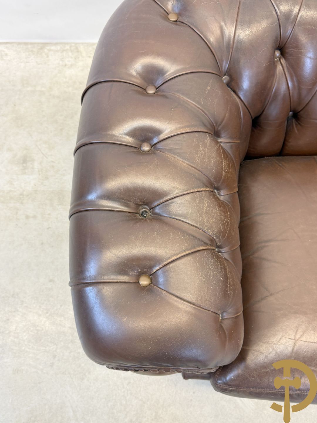 Bruin lederen driezit en club chesterfield