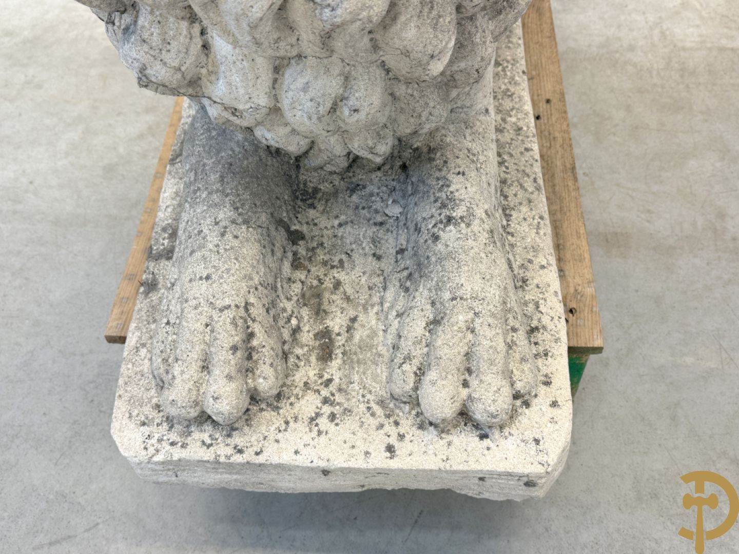 Paar betonnen tuinbeelden van leeuwen