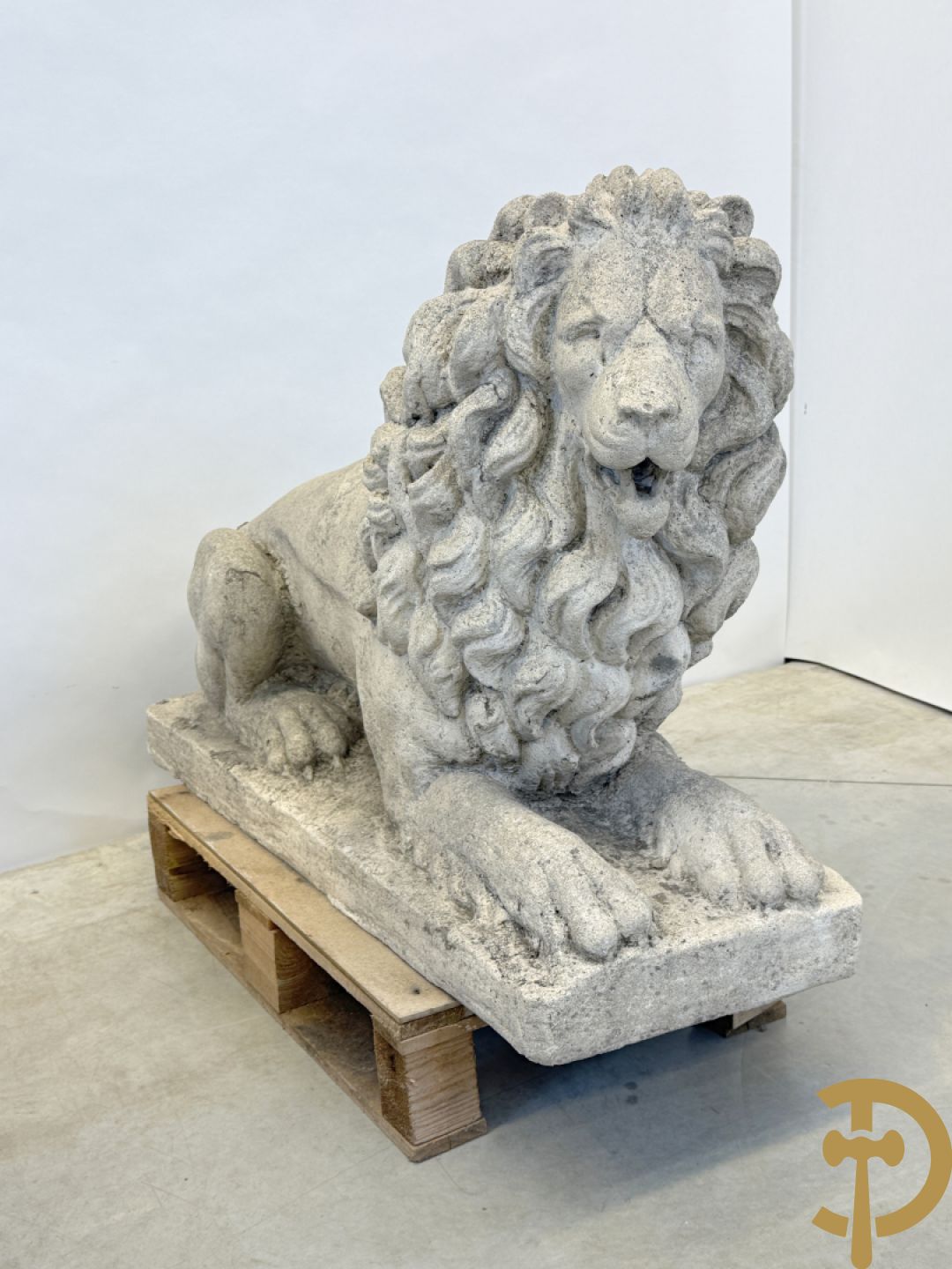 Paar betonnen tuinbeelden van leeuwen