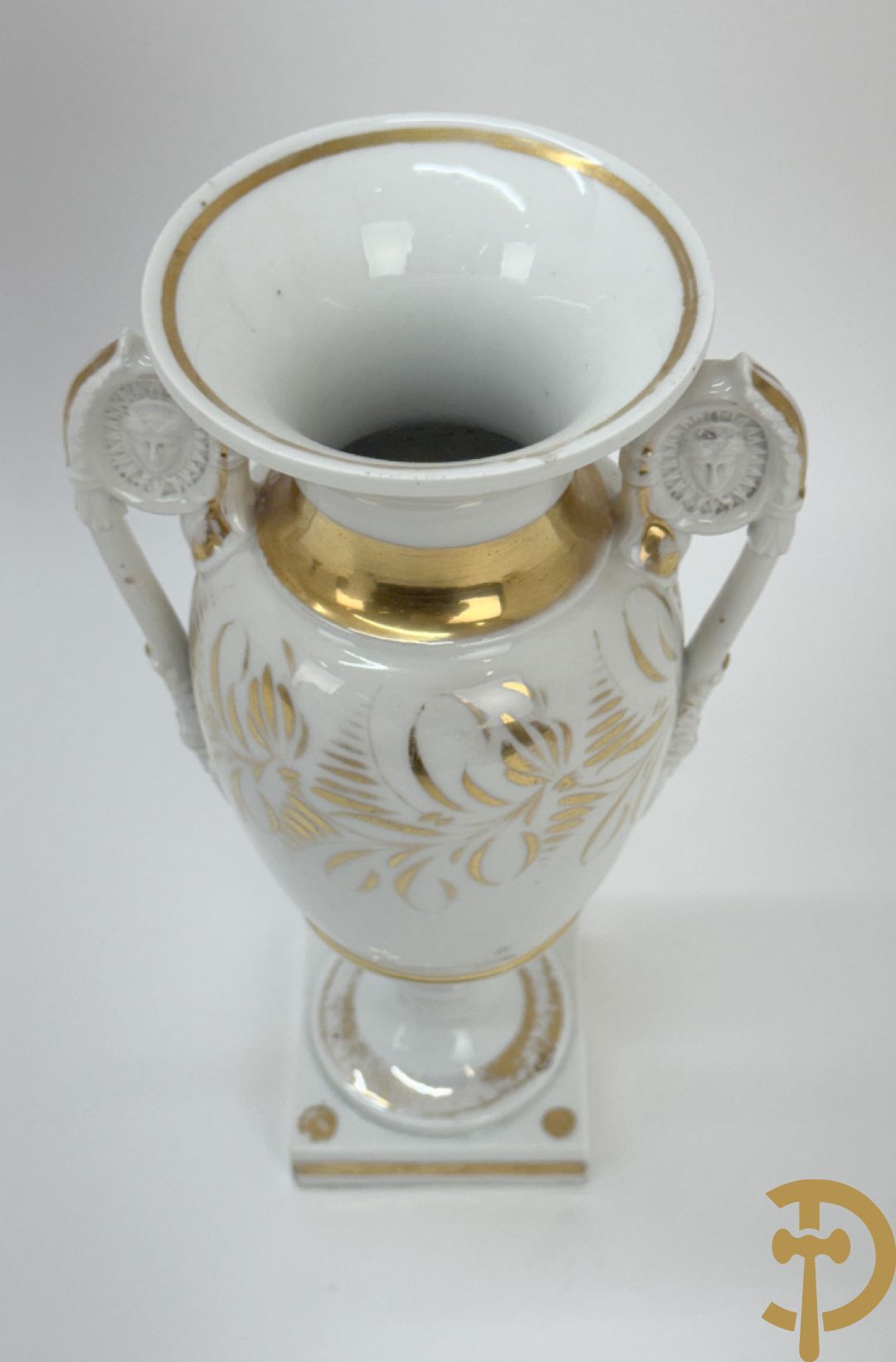 Paar Vieux Bruxelles cornetvazen met religieuse symboliek + grote tas op onderschaal + amfoorvaas