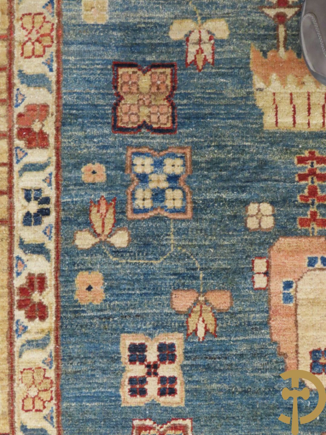 Oosters handgeknoopt tapijt met blauwe fond en geometrische bloemenmotieven