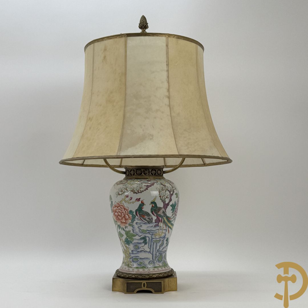 Porseleinen vaas met decor van vogels en pioenrozen, Samson, gemonteerd als lampadaire