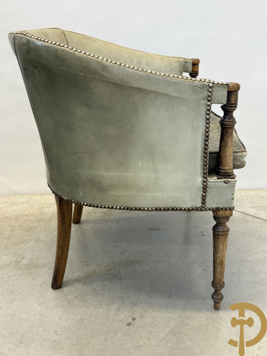 Twee kuipvormige lederen bergères