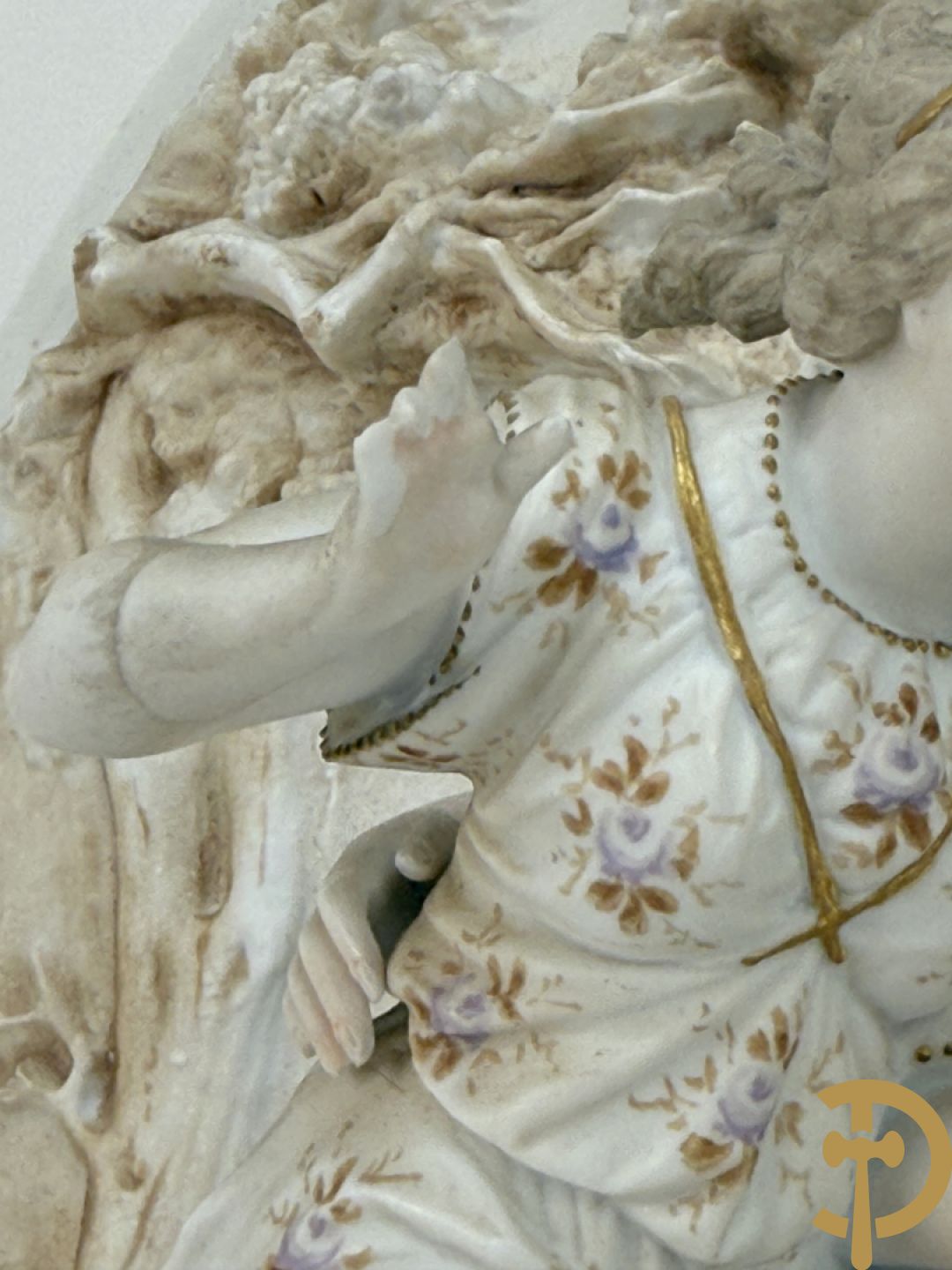 Paar ovale basreliefs met romantisch koppel en cupido in biscuit, achteraan onleesbaar gestempeld