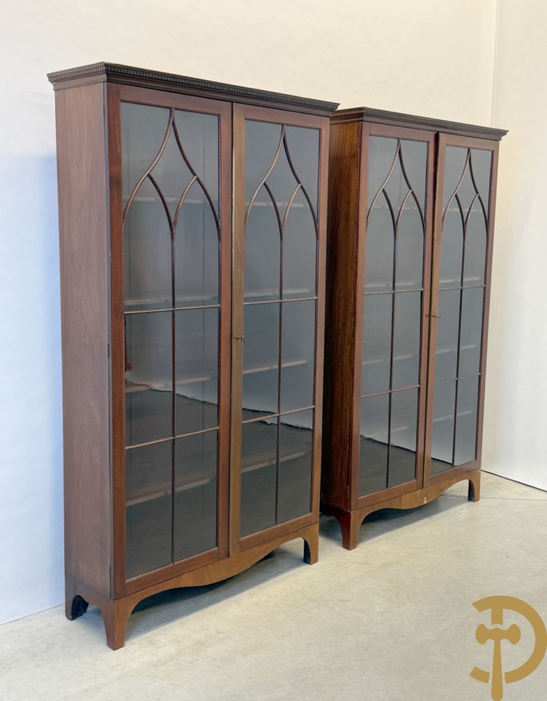 Paar Engelse mahoniehouten vitrines met legbanken