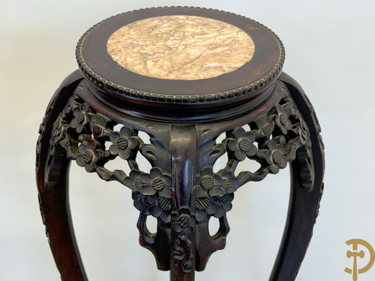 Paar hoge Chinese handgesculpteerde staanders met bloemen