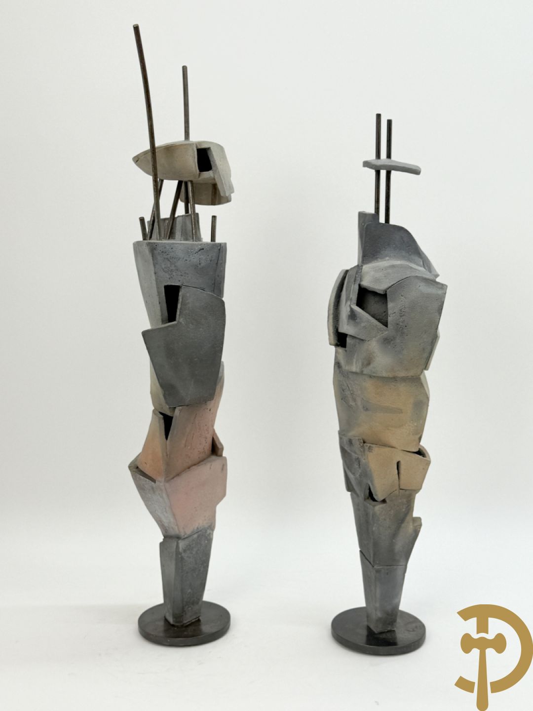 VANDEWEGE Rik getekend onderaan 8816 en 8817 - Twee moderne keramieken abstracte figuren