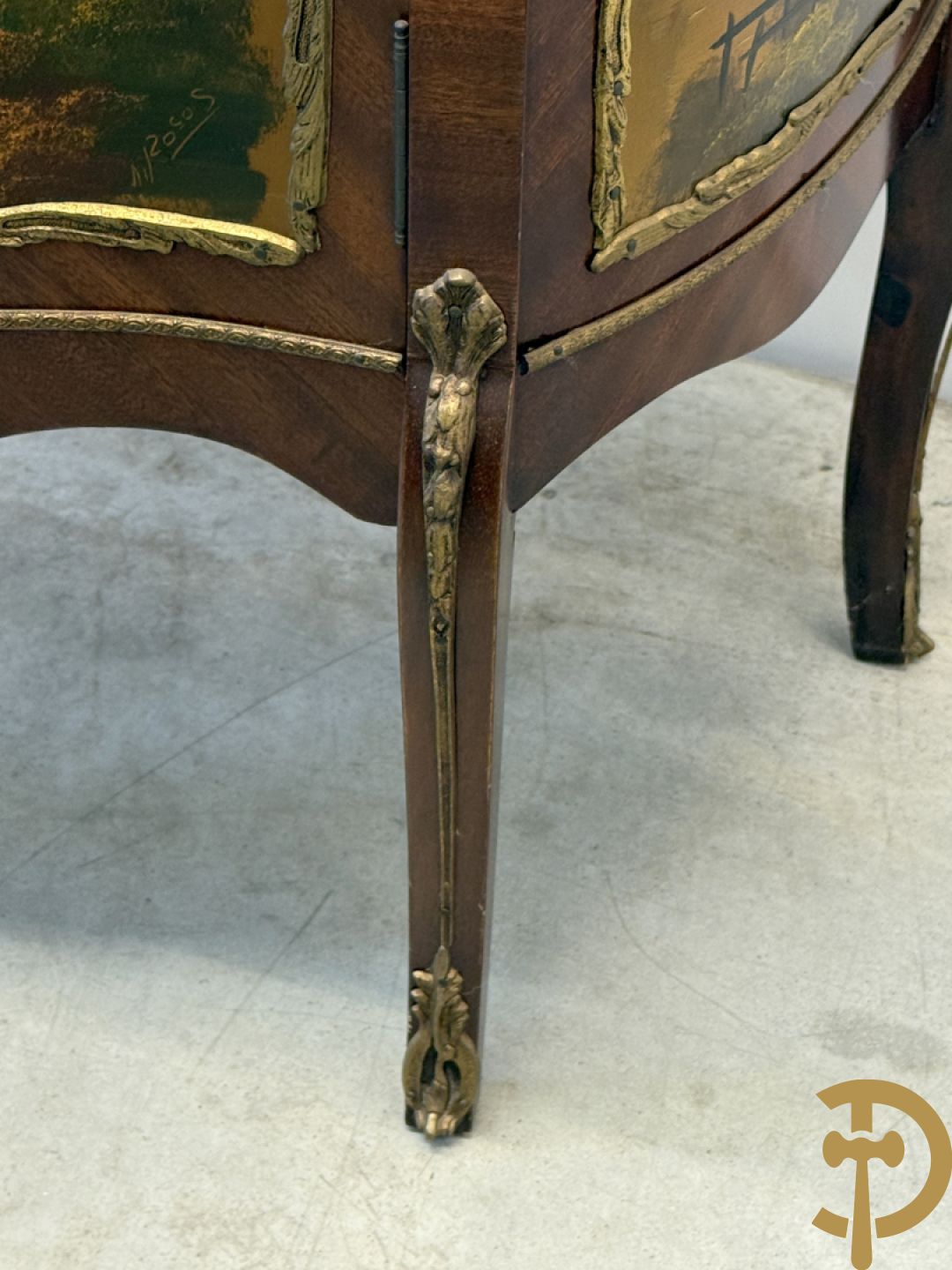 Notelaren gebombeerde Louis XV vitrine met handbeschilderde romantische taferelen en bezet met bronsbeslag