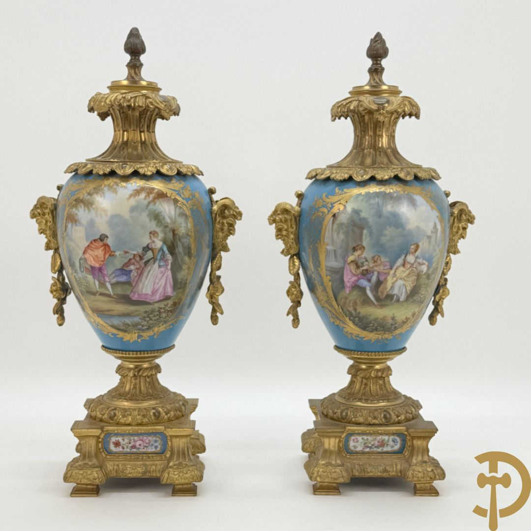 Driedelige bronzen Franse garnituur bezet met cupido