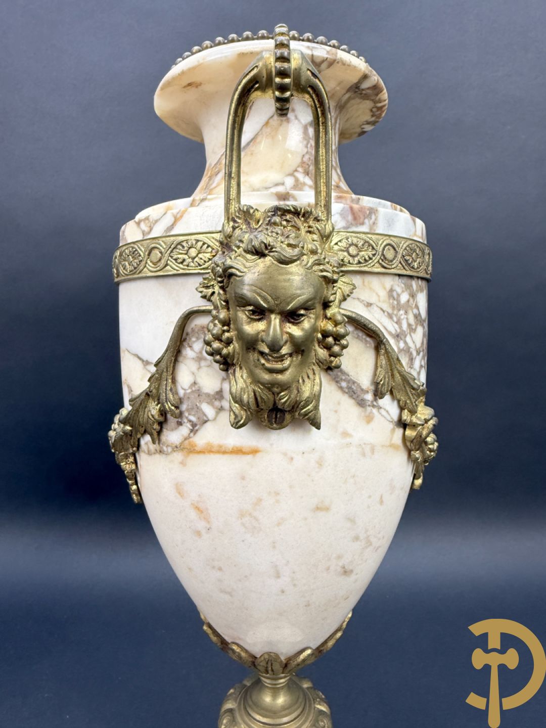 Paar marmeren cassolettes met hermenhoofden en guirlandes