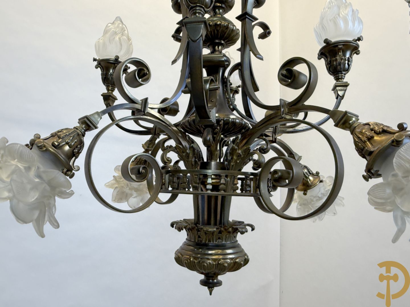 Massieve bronzen luchter met 8 lichtpunten en bezet met accanthusranken