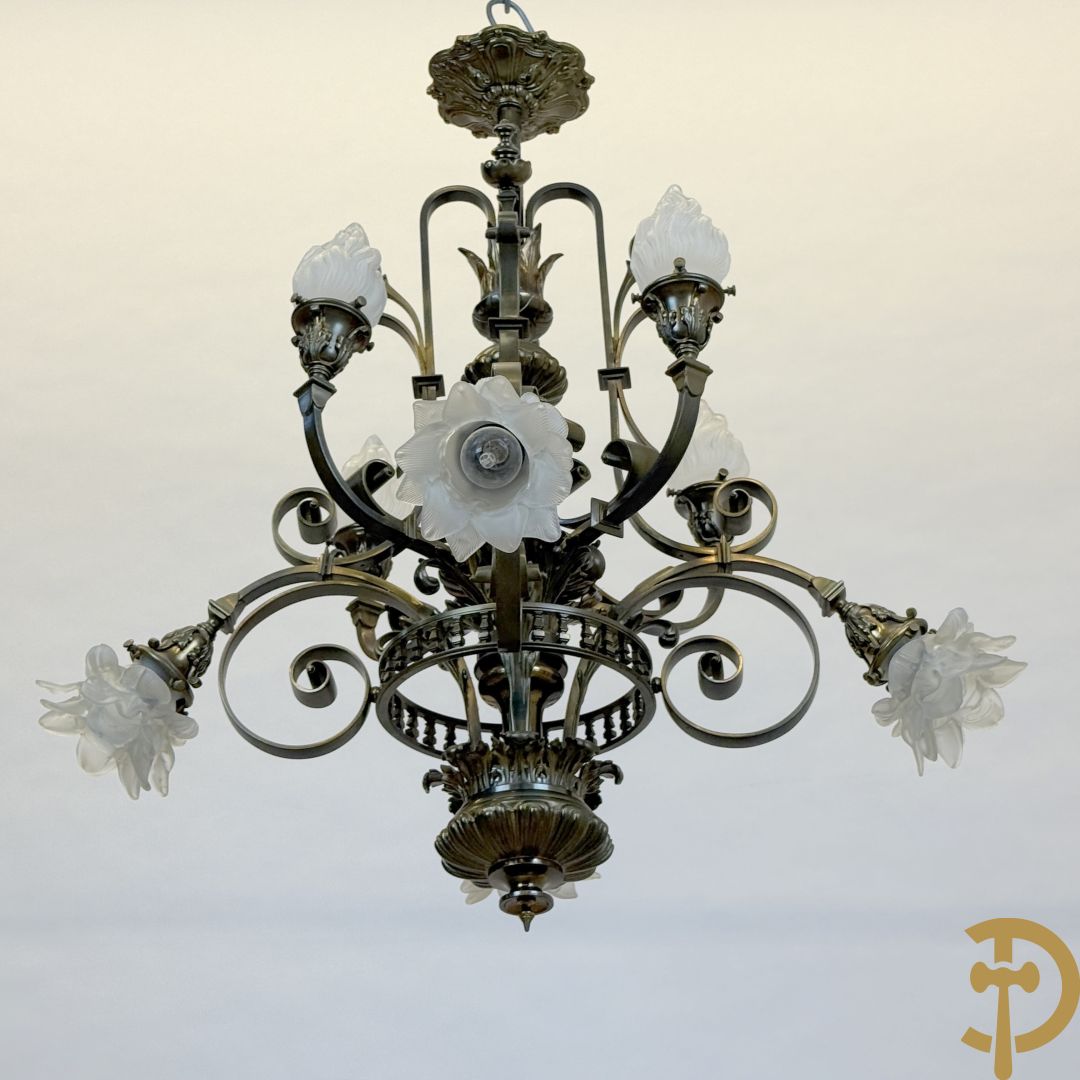 Massieve bronzen luchter met 8 lichtpunten en bezet met accanthusranken