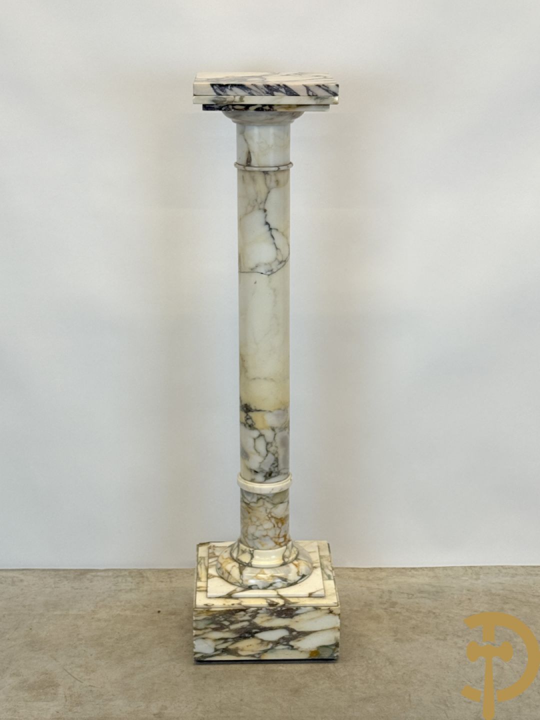 Wit marmeren geaderde kolom met draaiplateau