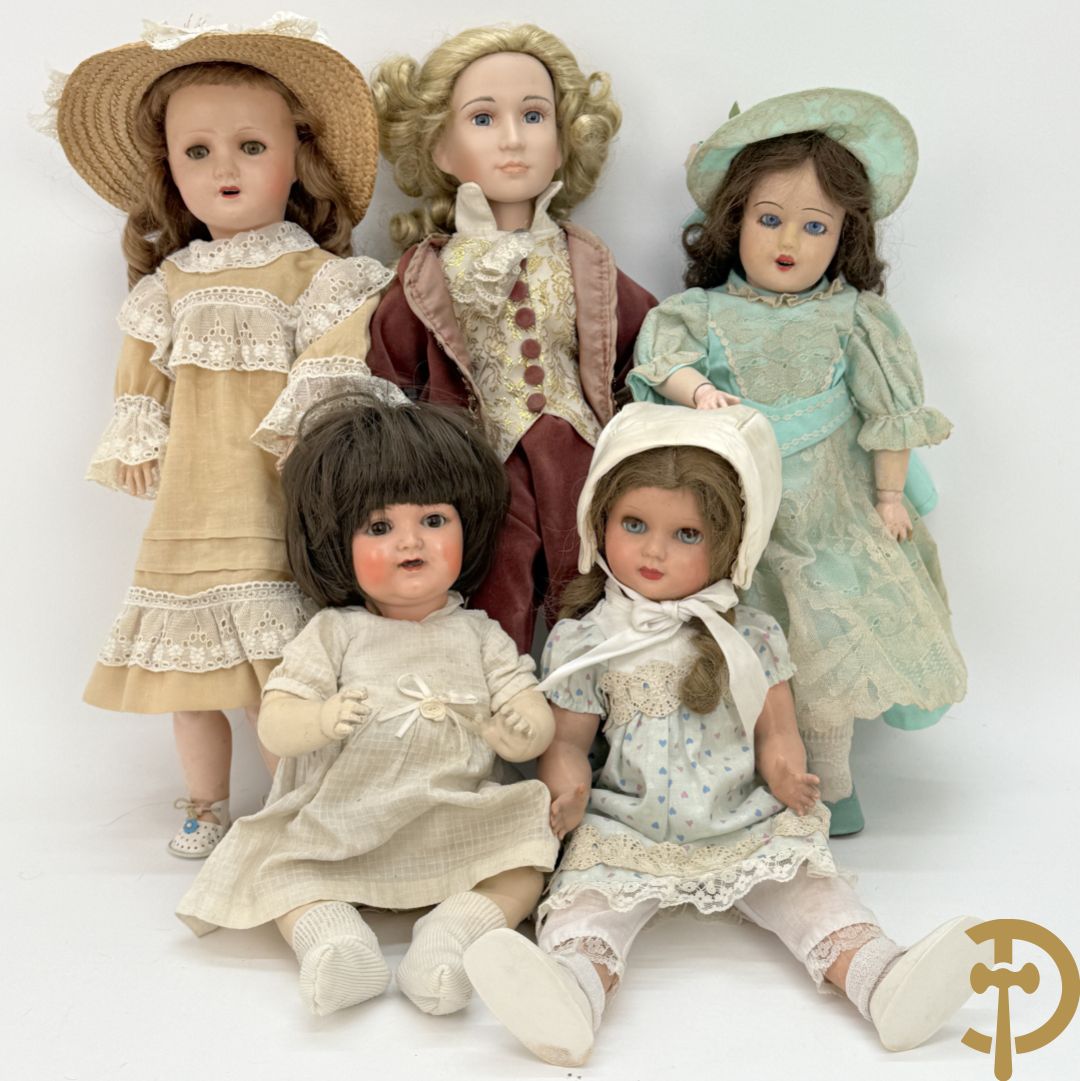 Oude pop met papier maché ledematen, gemerkt K R36/.728 + oude pop met papier maché ledematen en kantelbare oogjes + oude pop in papier maché, gemerkt Unis France 301 + oude pop in papier maché, onleesbaar gemerkt + hedendaagse pop met porseleinen ledematen + losse kleertjes