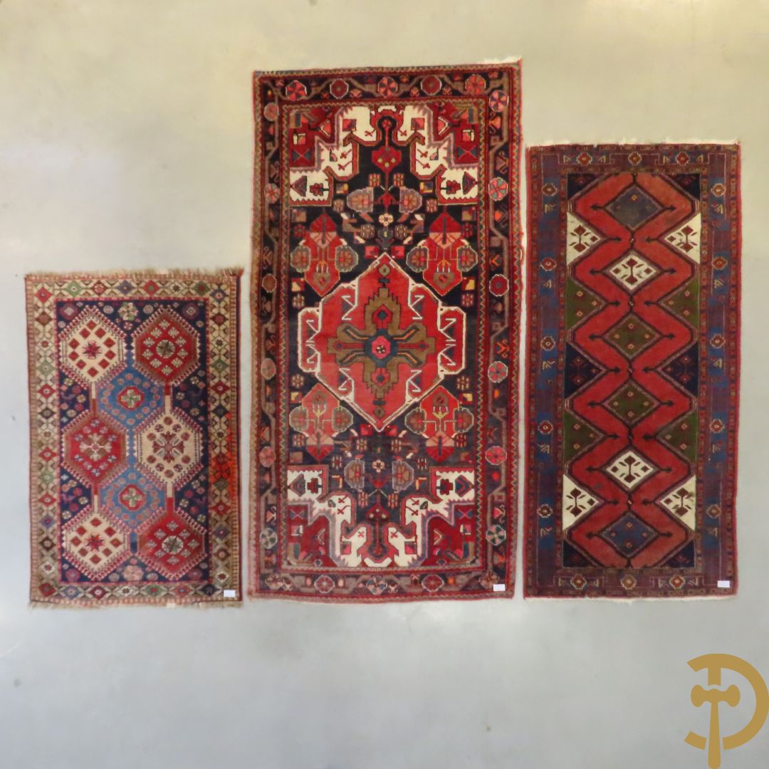 Drie oosterse handgeknoopte tapijten Kaukasus