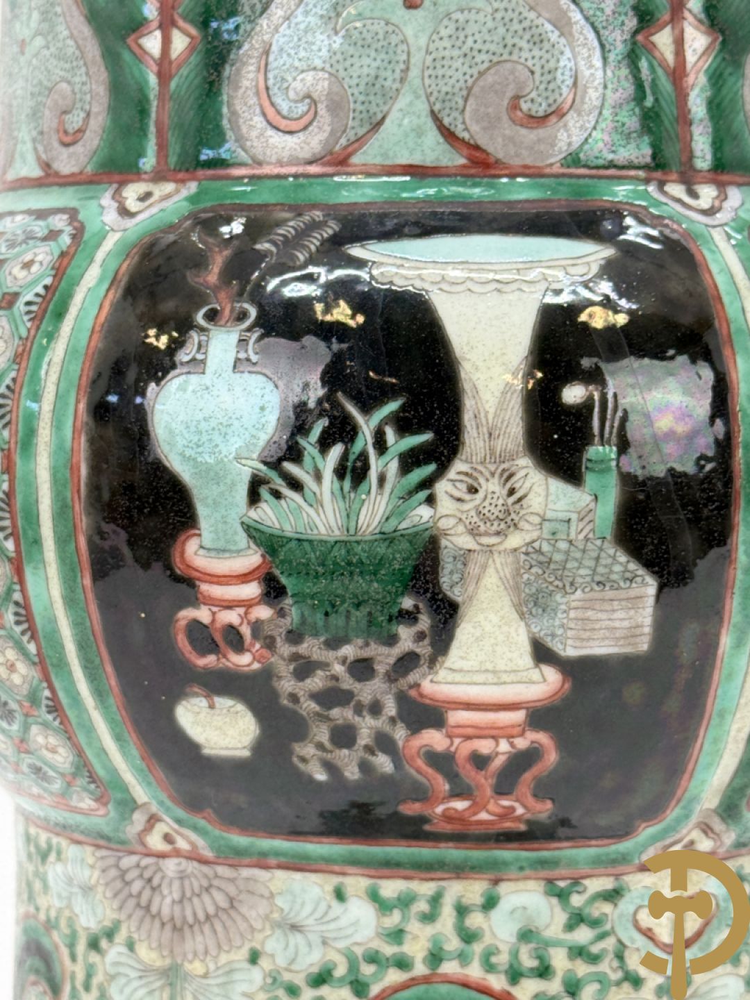 Antieke Chinese Gu vaas met geschenkendecor op zwarte fond