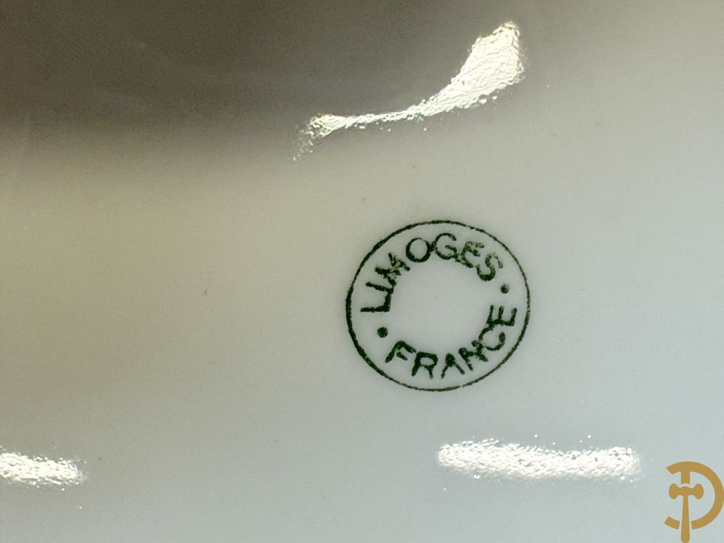 Porseleinen Limoges koffiekopjes en schoteltjes met vergulde accanthusranken + porseleinen Limoges borden met romantische geanimeerde taferelen + roze en blauwe Limoges vazen met romantische taferelen