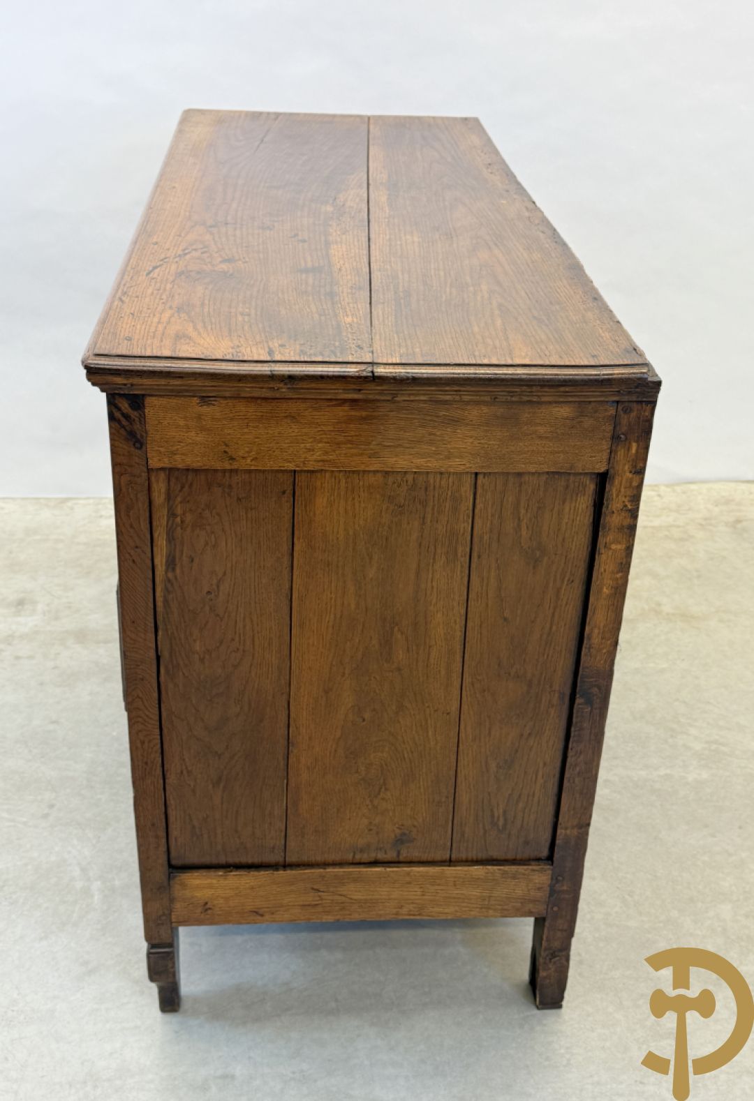 Massief eiken Louis XVI drieladencommode met gepanneleerde zijkanten en accanthusranken in de lades