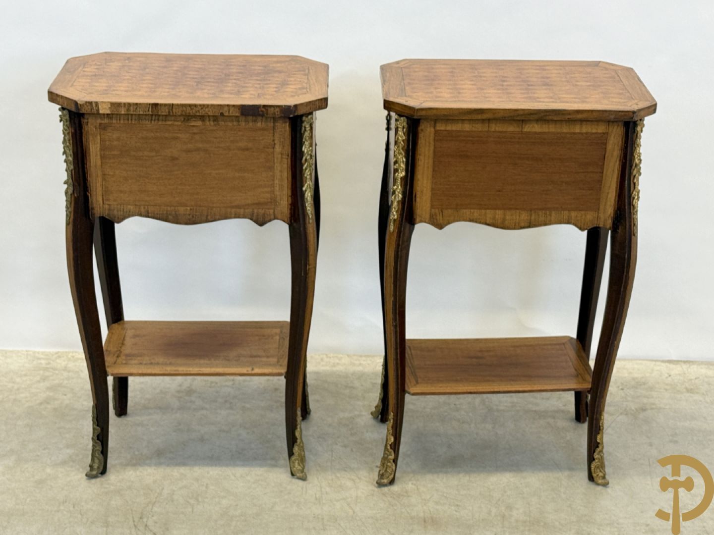 Paar notelaren bijzettafels met 2 lades en étagère, bovenaan met geparketteerd blad