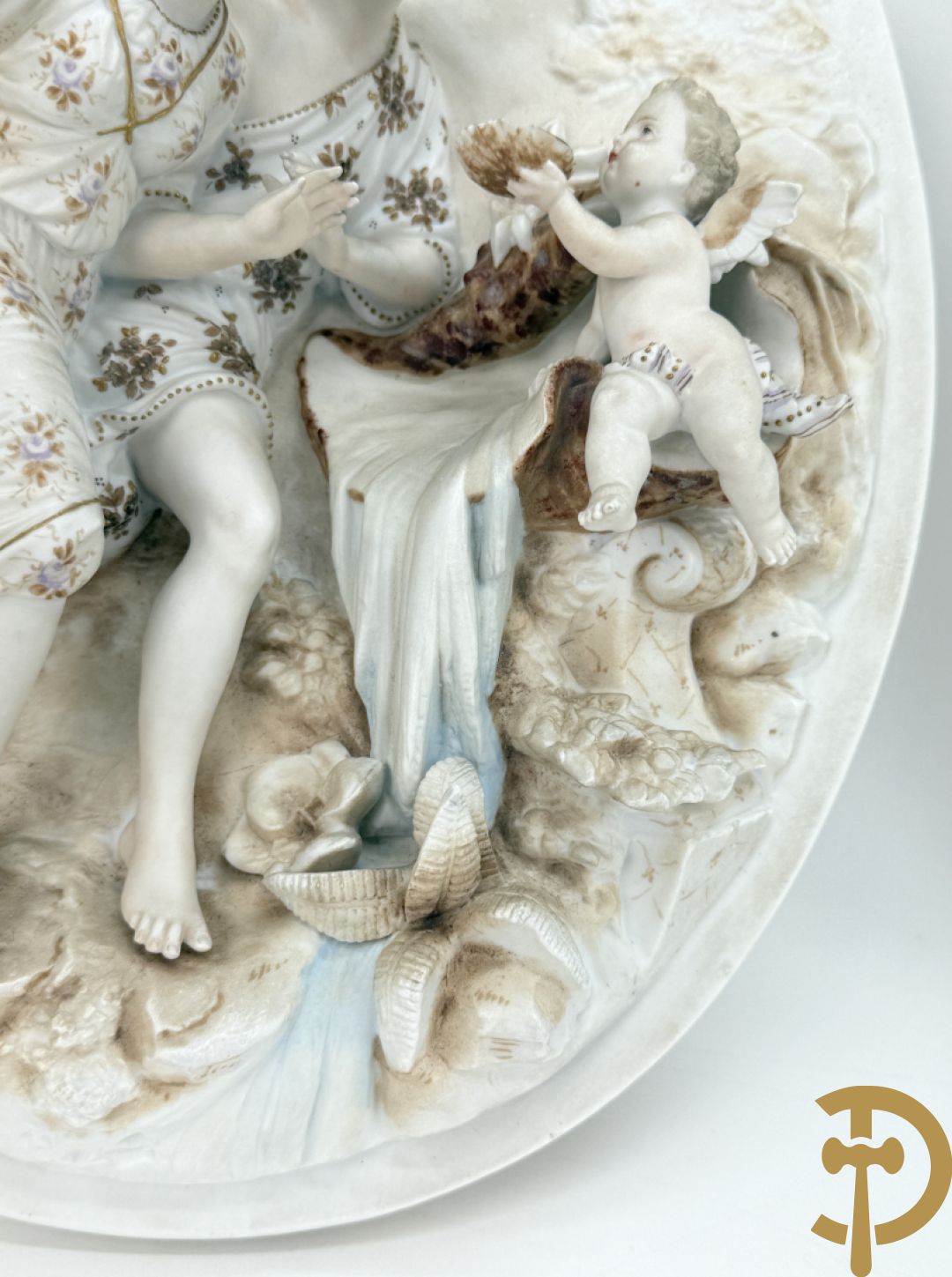 Paar ovale basreliefs met romantisch koppel en cupido in biscuit, achteraan onleesbaar gestempeld