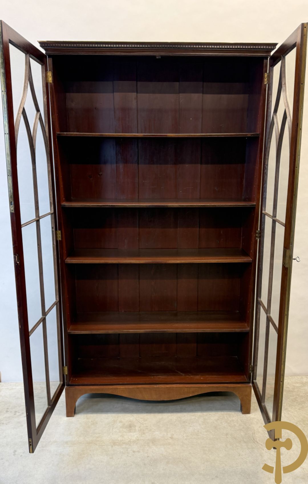 Paar Engelse mahoniehouten vitrines met legbanken