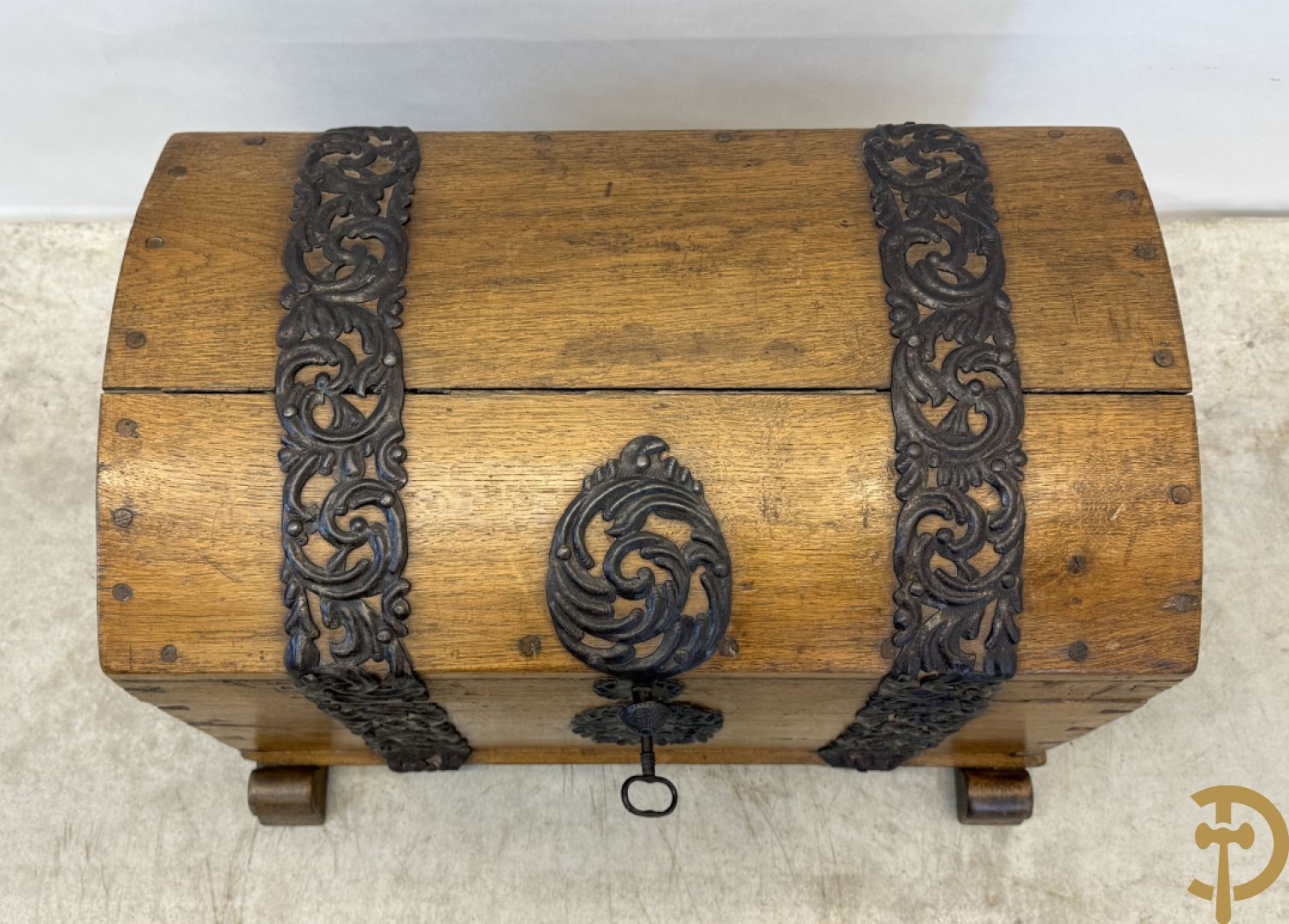 Massief eiken gebogen koffer met ijzeren handvaten en ijzerbeslag