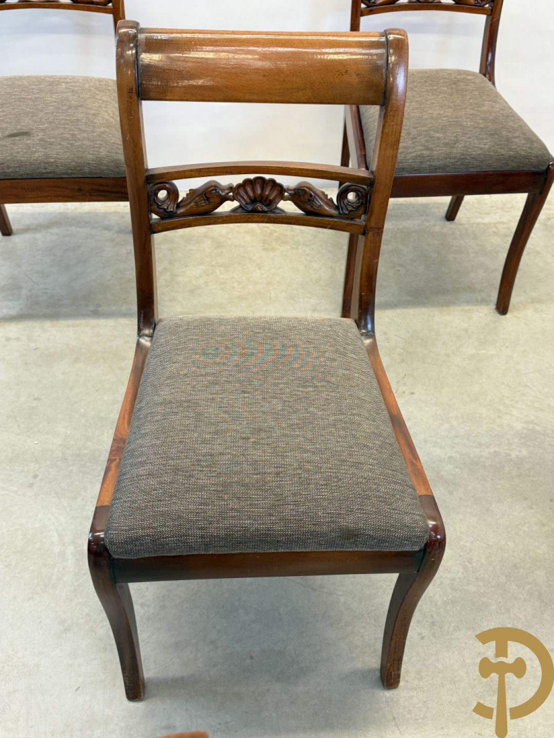 Set notelaren stoelen met sculptuur van dolfijnen in de rug, bestaande uit zes stoelen en 2 armzetels