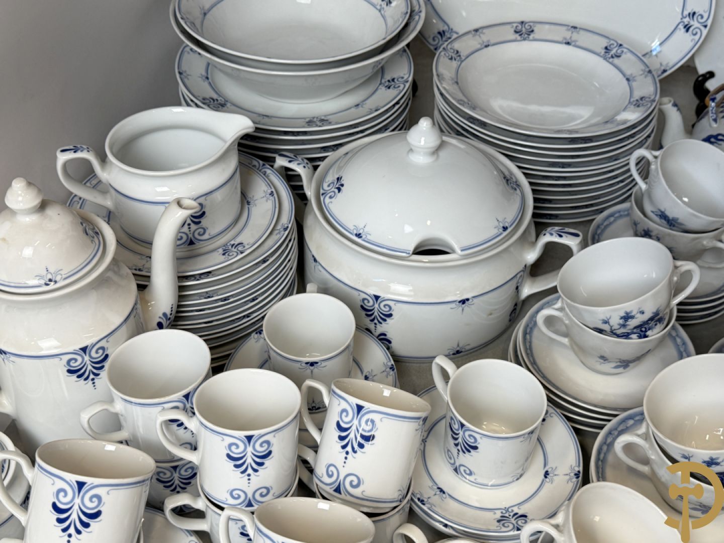 Porseleinen eet- en koffieservies, Winterling Kirchenlamitz Bavaria, met kobaltblauw decor + Porseleinen eet- en koffieservies met blauw bomendecor, Bavaria