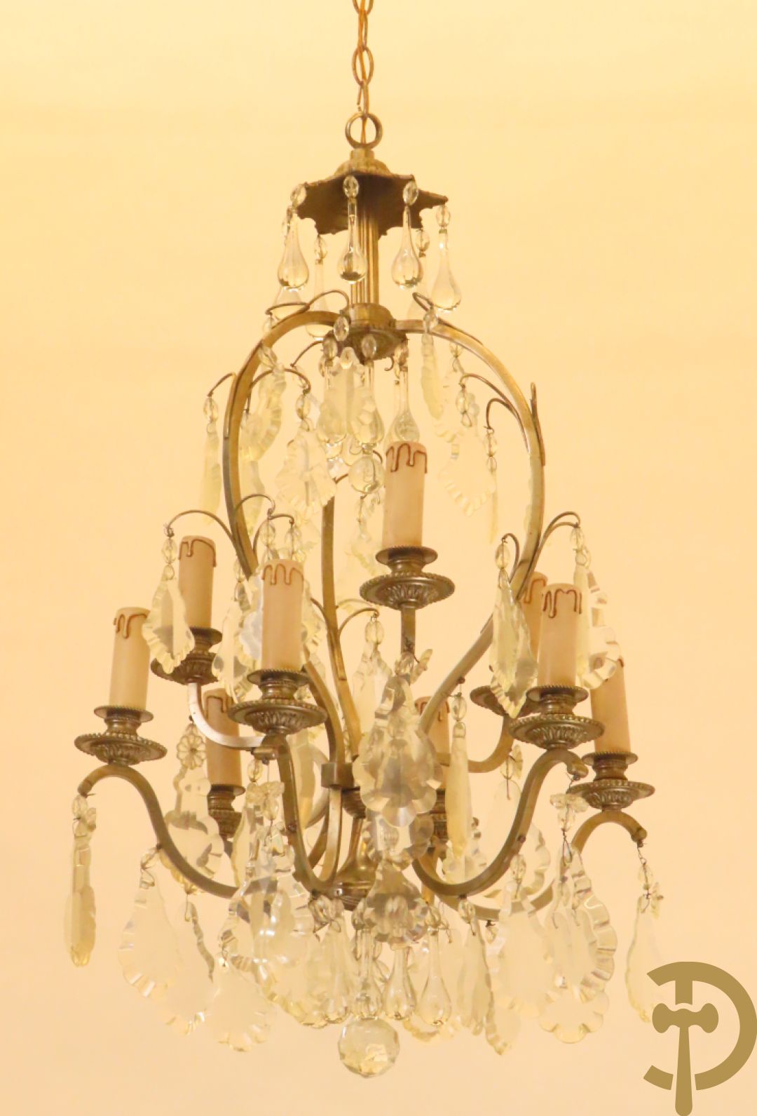 Franse chrome luchter met  9 lichtpunten bezet met tranenbellen en plakettes