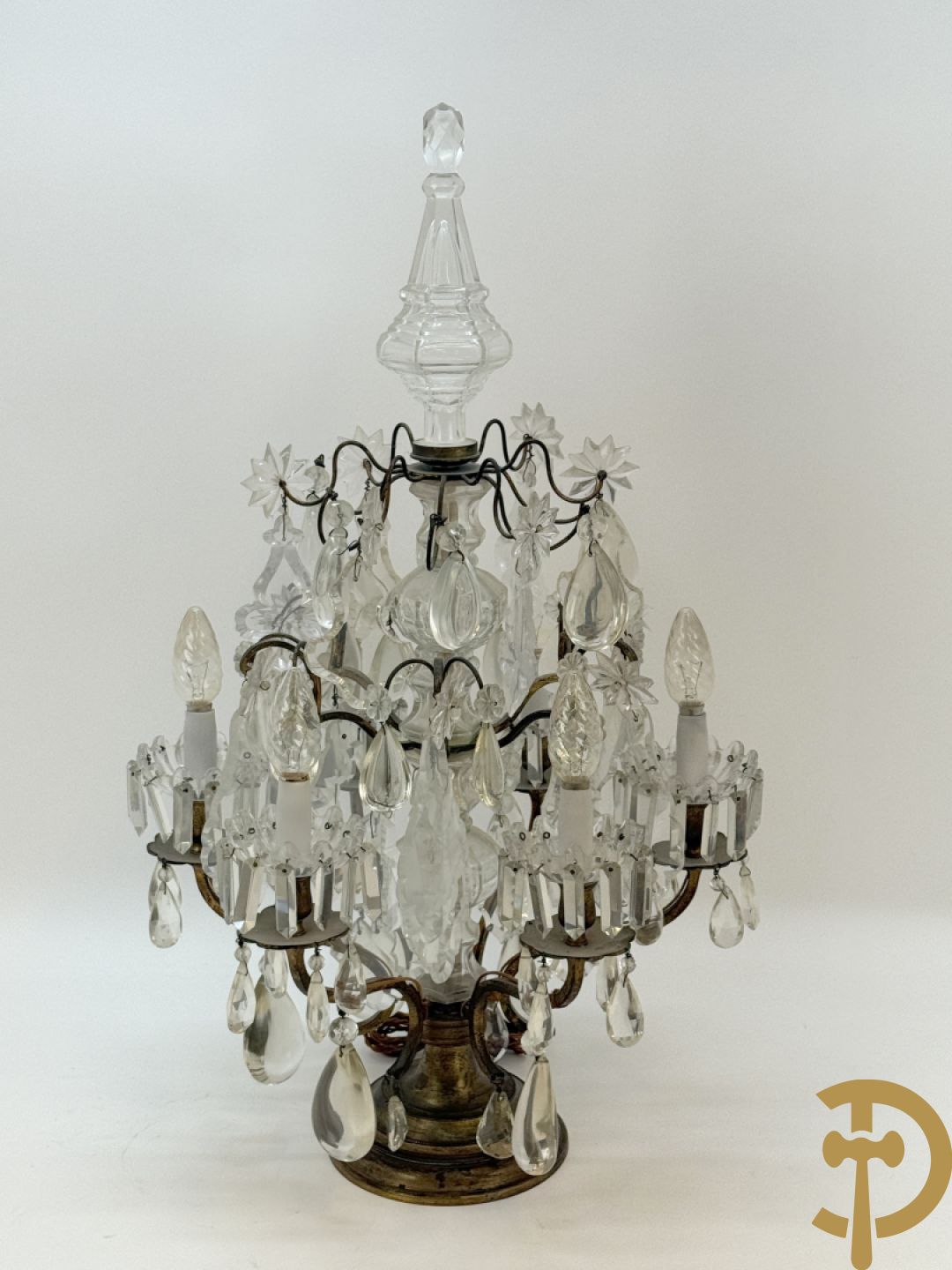 Kooperen girondole met 6 lichtpunten, bezet met kristallen bellen en bovenaan bekroond met pinakel