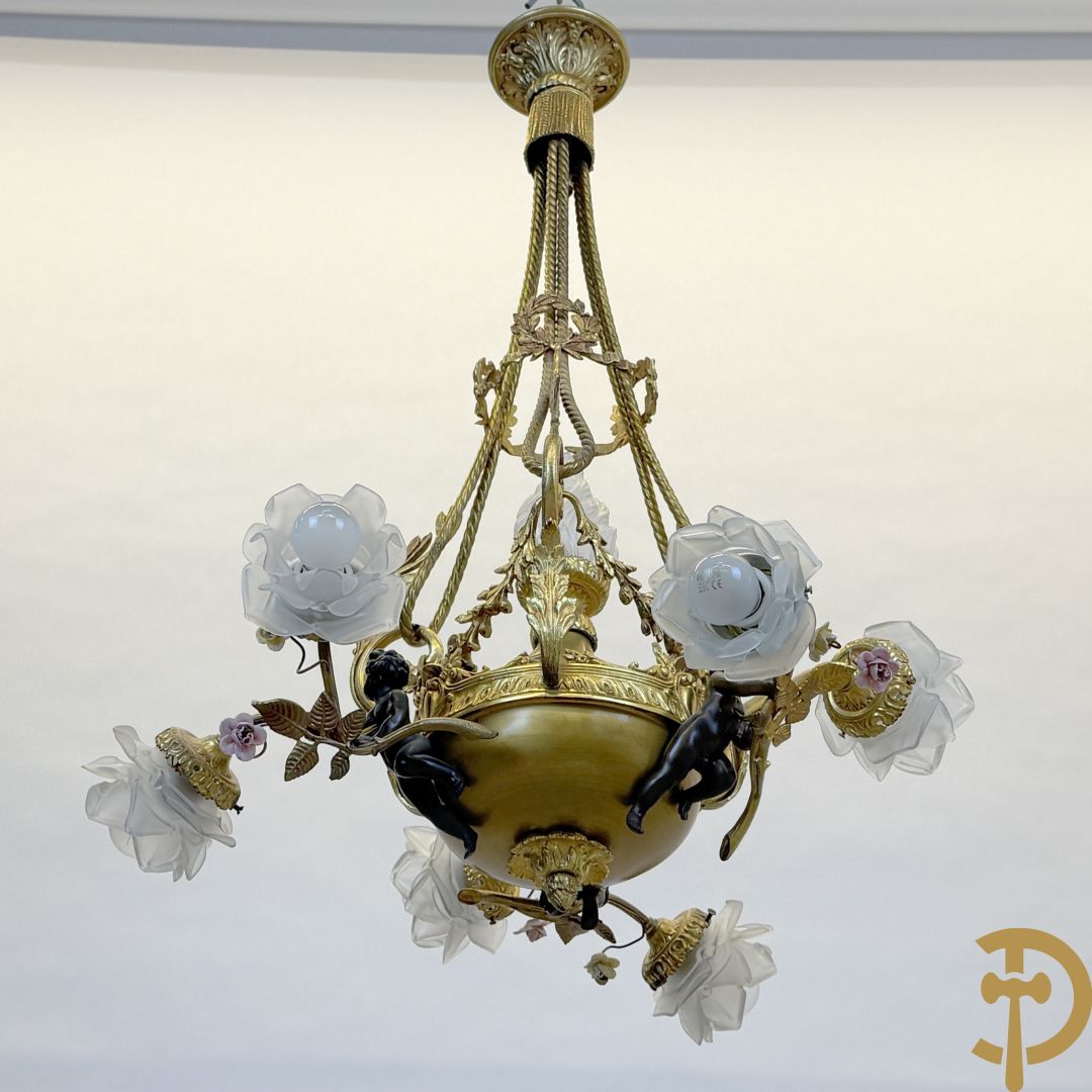 Vuurvergulde bronzen luchter met 3 armen bezet met cupido