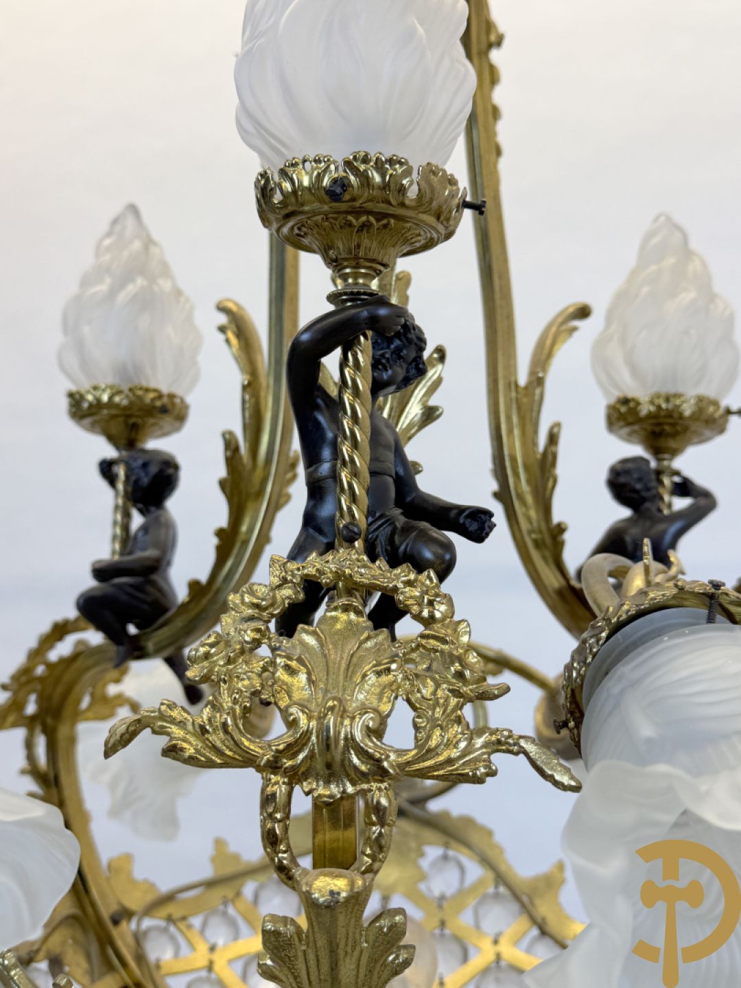 Vuurvergulde bronzen Franse luchter met zes lichtpunten en bezet met diamantvormige kristallen