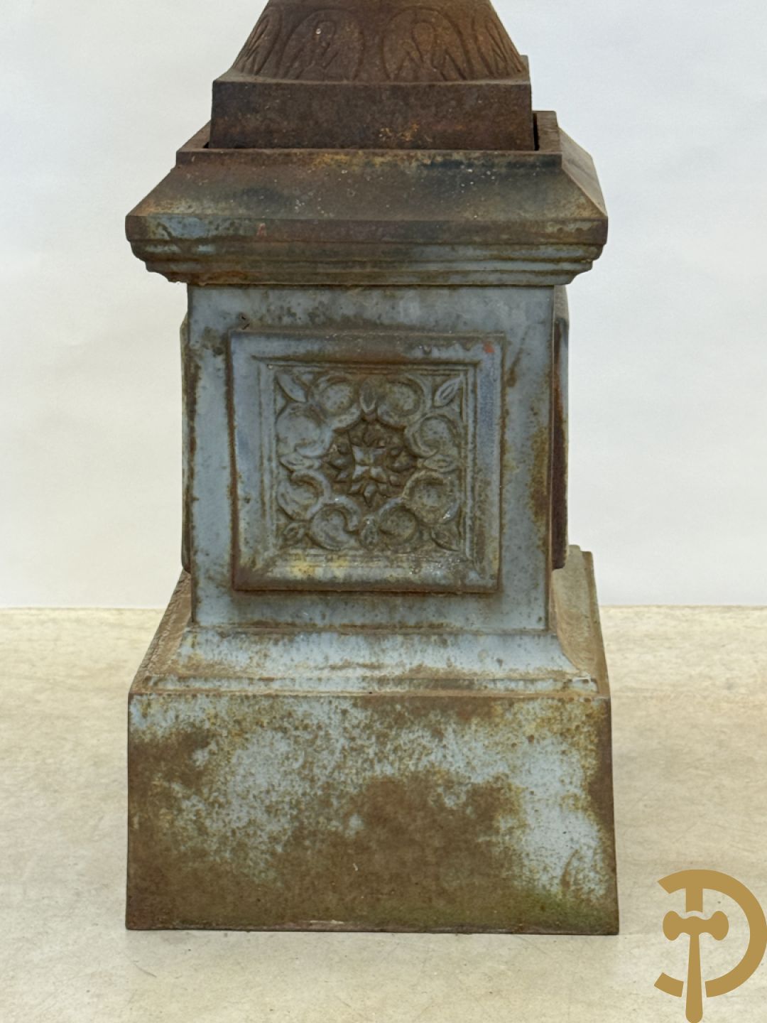 Gietijzeren amfoor met 2 oren op sokkel