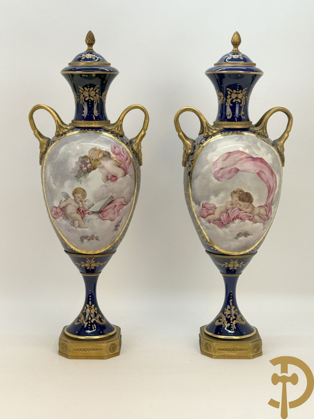 Paar Sèvres stijl vazen met bronzen oren en éénzijdig decor van cupido