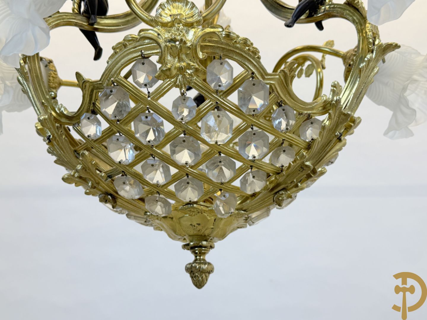 Vuurvergulde bronzen Franse luchter met zes lichtpunten en bezet met diamantvormige kristallen