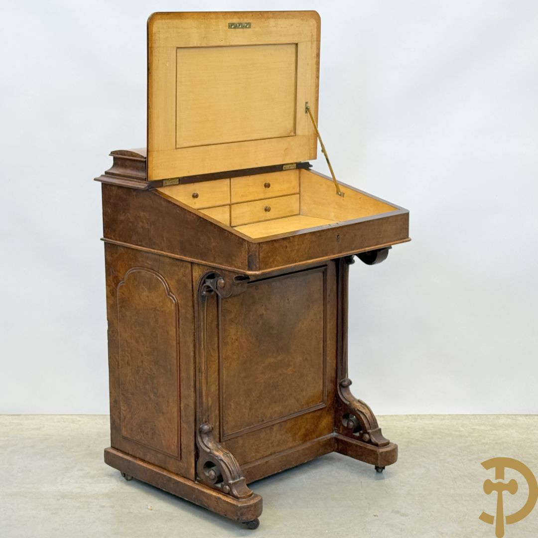 Wortelnotehouten Engels Davenportbureel met klep - zijdelings met deur en 4 ingebouwde lades