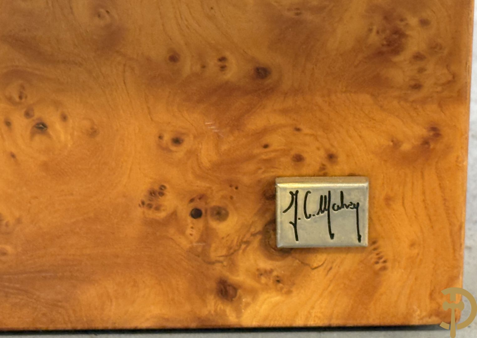 Wortelnotehouten salontafel met notelaren boord, gemerkt Mahay J.C.