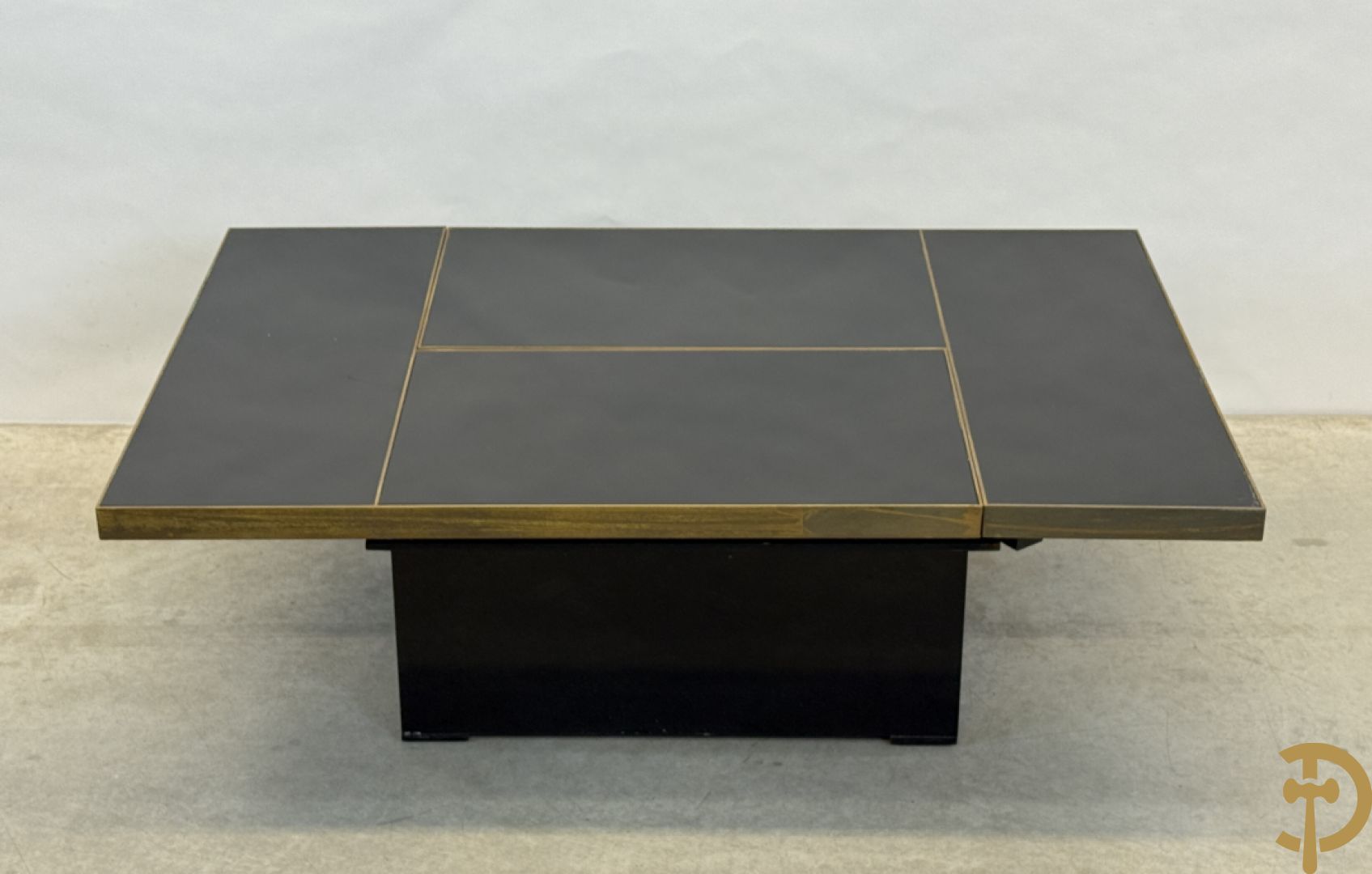 Vintage zwarte salontafel Belgo Chrom met koperomranding en open schuifbare middenpartij - centraal met bar